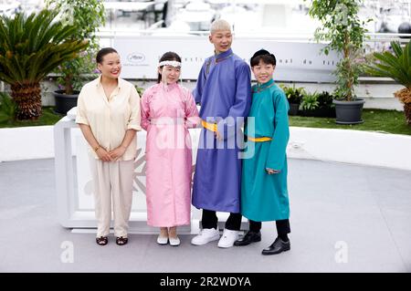 Cannes, Frankreich. 21. Mai 2023. Zoljargal Purevdash, Nominjiguur Tsend, Battsooj Uurtsaikh und Tugulder Batsaikhan beim Photocall zum Kinofilm "If only I could Hibernate" auf dem Festival de Cannes 2023/76. Internationale Filmfestspiele von Cannes am Palais des Festivals. Cannes, 21.05.2023 Kredit: Geisler-Fotopress GmbH/Alamy Live News Stockfoto