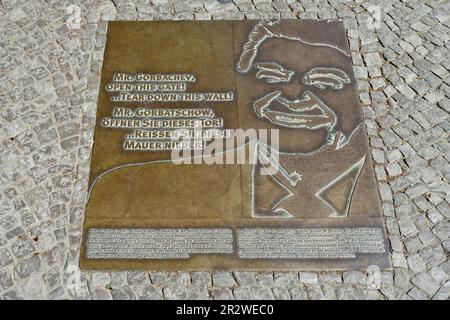 Gedenkplakette, Mr. Gorbatschow, öffnet dieses Tor, reißt diese Mauer ein, Berlin, Deutschland Stockfoto