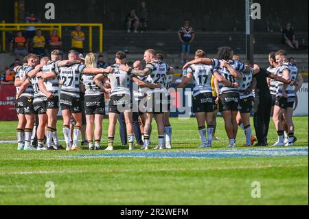 Hull Players versammeln sich nach dem Betfred Challenge Cup-Spiel Castleford Tigers vs Hull FC im MEND-A-Hose Jungle, Castleford, Großbritannien, 21. Mai 2023 (Foto: Craig Cresswell/News Images) Stockfoto