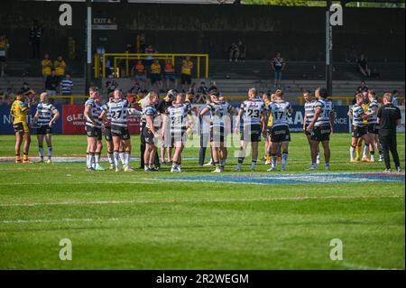 Hull Players versammeln sich nach dem Betfred Challenge Cup-Spiel Castleford Tigers vs Hull FC im MEND-A-Hose Jungle, Castleford, Großbritannien, 21. Mai 2023 (Foto: Craig Cresswell/News Images) Stockfoto