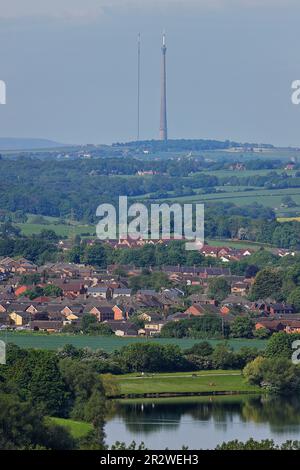 Blick auf den Arqiva Tower und den temporären Sender am Emley Moor in West Yorkshire. Aus Sandal Castle in Wakefield Stockfoto