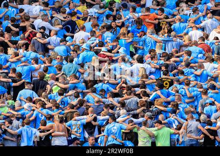 Manchester, Großbritannien. 21. Mai 2023. Manchester City-Fans spielen Poznan während des Premier League-Spiels Manchester City gegen Chelsea im Etihad Stadium, Manchester, Großbritannien, am 21. Mai 2023 (Foto von Conor Molloy/News Images) in Manchester, Großbritannien, am 5./21. Mai 2023. (Foto: Conor Molloy/News Images/Sipa USA) Guthaben: SIPA USA/Alamy Live News Stockfoto