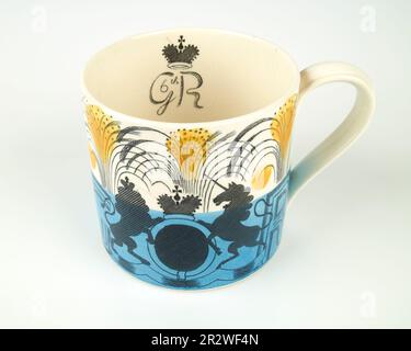 Ein seltener Becher mit der Krönung „Wedgwood King George VI. Und Queen Elizabeth 1937“, entworfen von Eric Ravilious Stockfoto