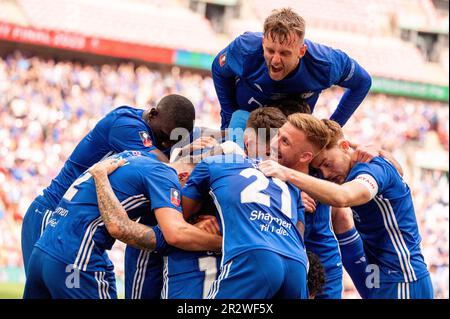 London, Großbritannien. 21. Mai 2023. FC Halifax Town feiert sein Eröffnungsziel gegen Gateshead im FA-Trophäen-Finale. Tor geschossen. Von Nr. 19 Jamie Cooke. Kredit: Thomas Jackson/Alamy Live News Kredit: Thomas Jackson/Alamy Live News Stockfoto