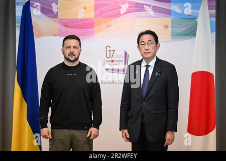 Hiroshima, Japan. 21. Mai 2023. Der japanische Ministerpräsident Fumio Kishida (R) posiert mit dem ukrainischen Präsidenten Volodymyr Zelensky während seines bilateralen Treffens nach Abschluss des G7-Gipfeltreffens der Staats- und Regierungschefs am 21. Mai 2023 in Hiroshima. (Credit Image: © POOL via ZUMA Press Wire) NUR REDAKTIONELLE VERWENDUNG! Nicht für den kommerziellen GEBRAUCH! Kredit: ZUMA Press, Inc./Alamy Live News Stockfoto