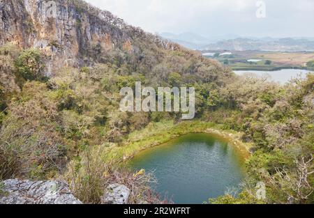 Die überblickten Maya-Ruinen von Chinkultic in der Nähe des Nationalparks Montebello Lakes in Chiapas Stockfoto