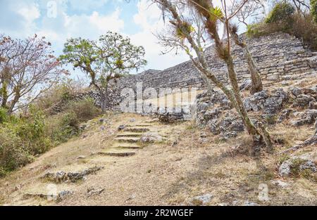 Die überblickten Maya-Ruinen von Chinkultic in der Nähe des Nationalparks Montebello Lakes in Chiapas Stockfoto