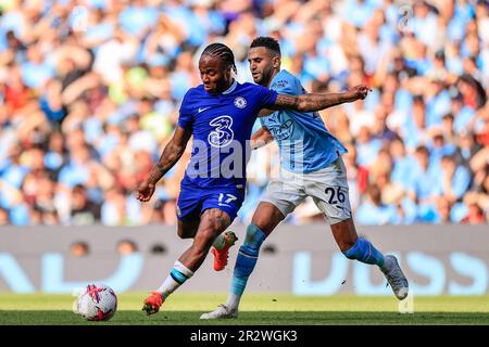 Raheem Sterling #17 von Chelsea geht unter Druck von Riyad Mahrez #26 von Manchester City während des Premier League-Spiels Manchester City gegen Chelsea im Etihad Stadium, Manchester, Großbritannien, 21. Mai 2023 (Foto von Conor Molloy/News Images) Stockfoto