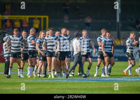 Hull Players versammeln sich nach dem Betfred Challenge Cup-Spiel Castleford Tigers vs Hull FC in der MEND-A-Hose Jungle, Castleford, Großbritannien, 21. Mai 2023 (Foto von Craig Cresswell/News Images) in, 5./21. Mai 2023. (Foto: Craig Cresswell/News Images/Sipa USA) Kredit: SIPA USA/Alamy Live News Stockfoto