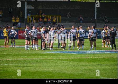 Hull Players versammeln sich nach dem Betfred Challenge Cup-Spiel Castleford Tigers vs Hull FC in der MEND-A-Hose Jungle, Castleford, Großbritannien, 21. Mai 2023 (Foto von Craig Cresswell/News Images) in, 5./21. Mai 2023. (Foto: Craig Cresswell/News Images/Sipa USA) Kredit: SIPA USA/Alamy Live News Stockfoto