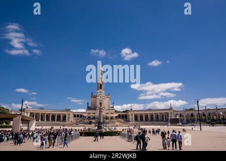 Fatima, Portugal - 25. Juni 20202: Platz mit Gläubigen vor dem Heiligtum von Fatima in Portugal an einem sonnigen Tag Stockfoto