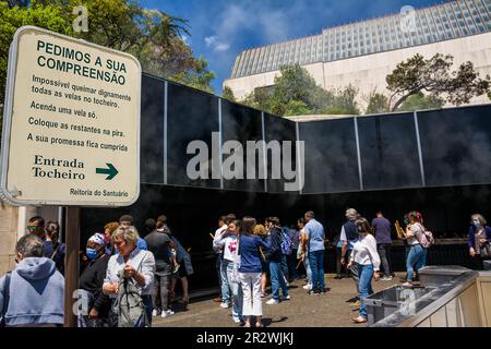 Fatima, Portugal - 25. Juni 20202: Gläubige am Scheiterhaufen brennen Votivkerzen im Heiligtum von Fatima, Portugal Stockfoto