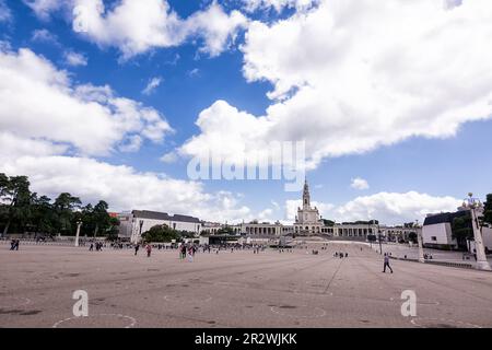 Fatima, Portugal - 25. Juni 20202: Platz mit Gläubigen vor dem Heiligtum von Fatima in Portugal an einem sonnigen Tag Stockfoto