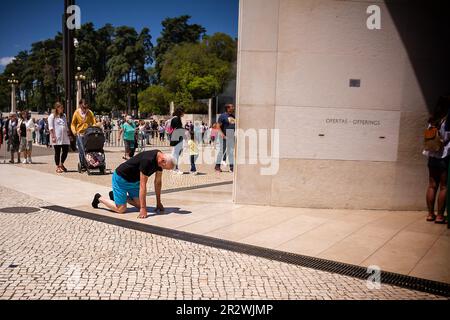 Fatima, Portugal - 25. Juni 20202: Treuer Vormarsch auf den Knien auf dem Platz des Heiligtums von Fatima, Portugal Stockfoto