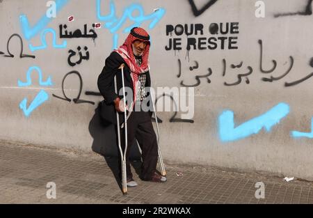 Beirut, Libanon. 19. Mai 2023. Der alte syrische Flüchtling Abu Abed (fiktiver Name) nimmt an der Kundgebung der Freien Patriotischen Bewegung in Beirut im Mai 19 2023 Teil. Dutzende junger Aktivisten von Gebran Bassils Parteiprotesten außerhalb des UNHCR fordern von der UNO, dem Hohen Flüchtlingskommissar der Vereinten Nationen, die Entscheidung der libanesischen Behörden zur Rückführung syrischer Flüchtlinge in ihr Heimatland zu unterstützen. (Foto: Elisa Gestri/SIPA USA) Kredit: SIPA USA/Alamy Live News Stockfoto