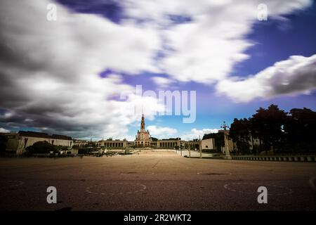 Platz mit Gläubigen vor dem Heiligtum von Fatima in Portugal in einer Langzeitaufnahme Stockfoto