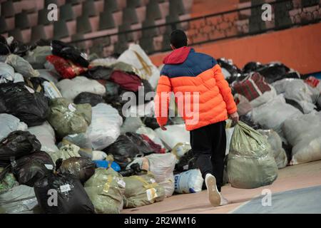 Die Menschen in Damaskus ergreifen die Maßnahmen und fangen an, Zeug und Hilfe zu sammeln, um den Menschen zu helfen, die vom Erdbeben betroffen sind Stockfoto