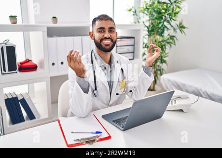 Junger hispanischer Arzt, der in der Klinik Yoga-Übungen macht Stockfoto