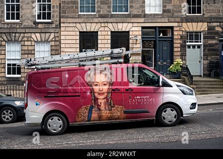 Foto von Helen Mirren als Catherine the Great an der Seite eines Sky TV TV TV-Antennenmontagebusses in Edinburgh, Schottland, Großbritannien. Stockfoto