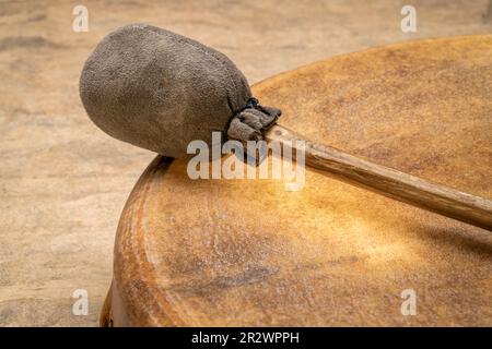 Handgefertigte, einheimische amerikanische Trommel mit Schamanrahmen und Quirl Stockfoto