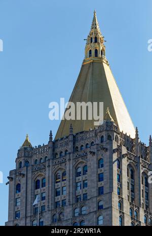 Das vergoldete Dach des berühmten New York Life Building, das von Cass Gilbert im neogotischen Stil entworfen wurde, befindet sich in einer Ecke vom Madison Square Park. Stockfoto