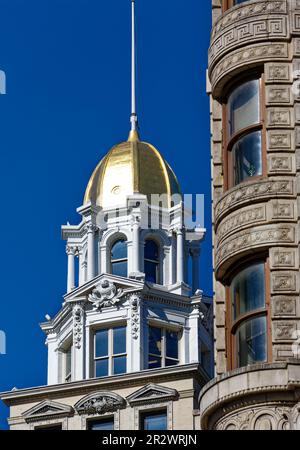 Zwei davon: Beaux Arts Wahrzeichen Flatiron Building und das benachbarte Sohmer Piano Company Building mit Goldkuppel passen gut zusammen. Stockfoto