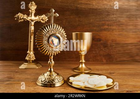 Corpus christi. Ostensory für die Verehrung der katholischen Kirchenzeremonie. Stockfoto