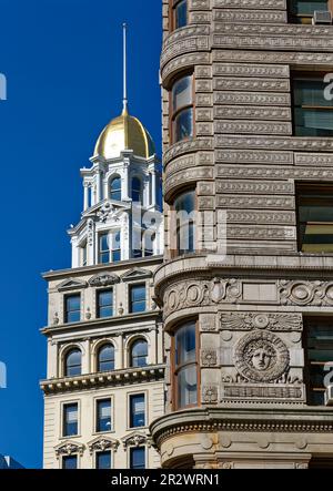 Zwei davon: Beaux Arts Wahrzeichen Flatiron Building und das benachbarte Sohmer Piano Company Building mit Goldkuppel passen gut zusammen. Stockfoto