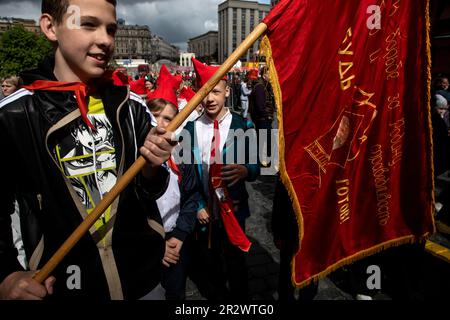 Moskau, Russland. 21. Mai 2023. Die Schüler nehmen an einer Pioniereinführungszeremonie auf dem Roten Platz im Zentrum von Moskau, Russland, Teil. Kredit: Nikolay Vinokurov/Alamy Live News Stockfoto