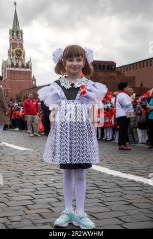 Moskau, Russland. 21. Mai 2023. Die Schüler nehmen an einer Pioniereinführungszeremonie auf dem Roten Platz im Zentrum von Moskau, Russland, Teil. Kredit: Nikolay Vinokurov/Alamy Live News Stockfoto