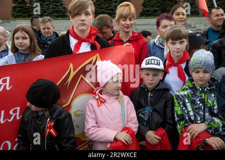 Moskau, Russland. 21. Mai 2023. Die Schüler nehmen an einer Pioniereinführungszeremonie auf dem Roten Platz im Zentrum von Moskau, Russland, Teil. Kredit: Nikolay Vinokurov/Alamy Live News Stockfoto