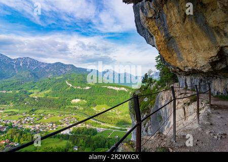 Bad Goisern am Hallstättersee: Felswand Ewige Wand, Blick auf Bad Goisern und Berg Ramsaugebirge (links) in Salzkammergut, Oberösterreich, Oberaus Stockfoto