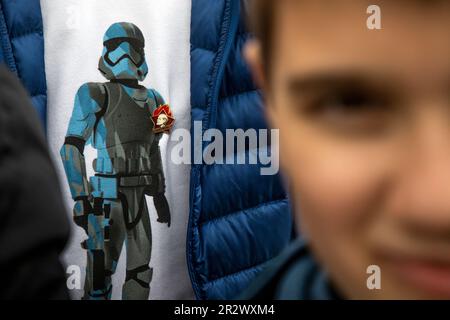 Moskau, Russland. 21. Mai 2023. Ein Junge in einem T-Shirt mit einem Bild eines Soldaten aus der Star Wars-Filmsaga nimmt an einer Pioniereinführungszeremonie auf dem Roten Platz im Zentrum von Moskau, Russland, Teil. Kredit: Nikolay Vinokurov/Alamy Live News Stockfoto