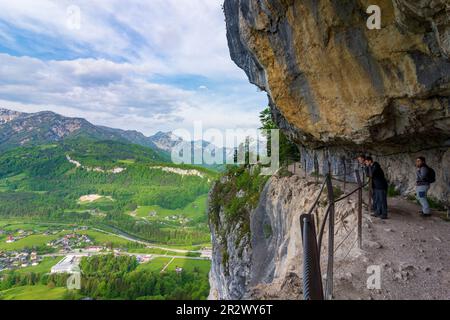 Bad Goisern am Hallstättersee: Felswand Ewige Wand, Blick auf Bad Goisern und Berg Ramsaugebirge (links) in Salzkammergut, Oberösterreich, Oberaus Stockfoto