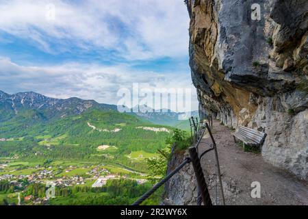 Bad Goisern am Hallstättersee: Felswand Ewige Wand, Blick auf Bad Goisern und Berg Ramsaugebirge (links) in Salzkammergut, Oberösterreich, Oberaus Stockfoto