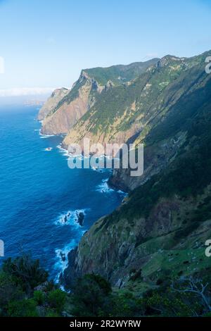 Madeira. Boca do Risco aus der Vogelperspektive. Steile Klippen über dem Atlantischen Ozean. Madeira, Portugal. Stockfoto