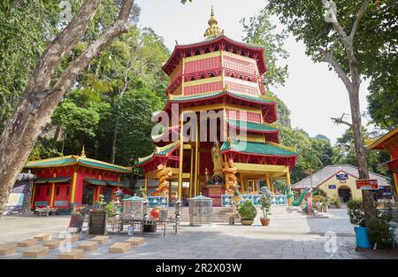 Der majestätische Tiger Cave Tempel von Krabi, Thailand, beherbergt Höhlen, Tempel, einen Wanderweg und atemberaubende Aussichten Stockfoto