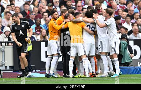 London, Großbritannien. 21. Mai 2023. ZIEL. Rodrigo (Leeds) feiert das erste Tor in Leeds mit den Unterstützern und Ersatzleuten während des Spiels West Ham gegen Leeds Premier League im London Stadium Stratford. Kredit: MARTIN DALTON/Alamy Live News Stockfoto