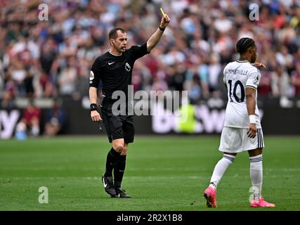 London, Großbritannien. 21. Mai 2023. Peter Bankes (Schiedsrichter) zeigt während des Spiels West Ham gegen Leeds Premier League im London Stadium Stratford ein Gelb. Kredit: MARTIN DALTON/Alamy Live News Stockfoto