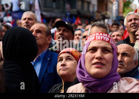 Istanbul, Türkei - 13. Mai 2023: Die Menge wird bei einer Versammlung der Präsidentschaftswahlen von Recep Tayyip Erdogan in Kizilay Meydani gesehen. Tausende von Menschen beobachten das Stockfoto