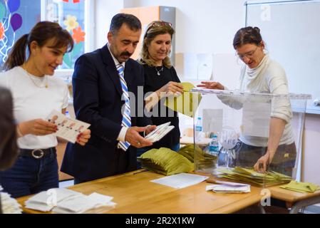 Istanbul, Türkei - 14. Mai 2023: Wahlunterstützungsbeamte werden dabei beobachtet, wie sie während der Stimmenauszählung der türkischen Wahlen in Buyuk Es Stimmzettel herausnehmen Stockfoto