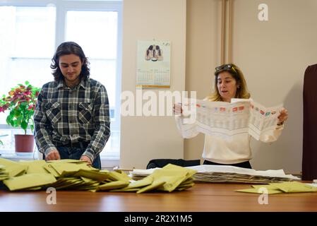 Istanbul, Türkei - 14. Mai 2023: Wahlhelfer öffnen während der Stimmenauszählung in der Schule Buyuk ESMA im Stadtzentrum Stimmzettel. Millionen Stockfoto