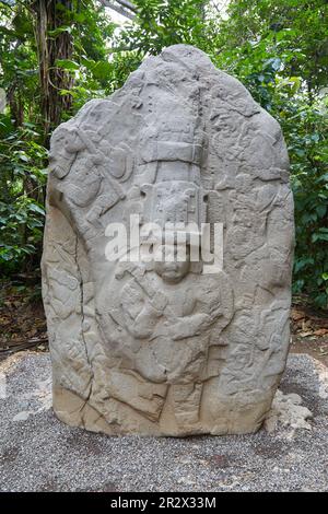 Das Freiluftmuseum des Parque Museo La Venta in Tabasco, Mexiko, zeigt alte Olmec-Köpfe und andere Basaltschnitzereien Stockfoto