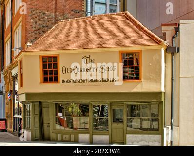 London Charles Dickens und das renovierte Old Curiosity Shop Gebäude in der Portsmouth Street Stockfoto