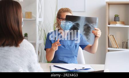 Röntgenuntersuchung Skelett radiologische Frau Ärztin Stockfoto