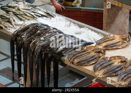 Fischfabrik verarbeitet die Lebensmittelproduktion der Meeresfrüchteindustrie Stockfoto