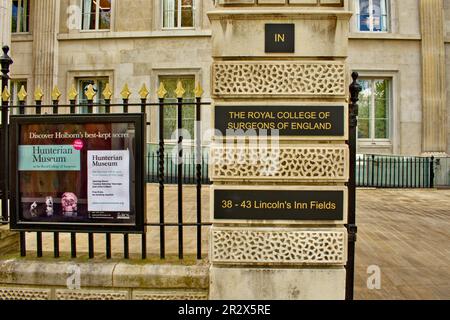 Das London Royal College of Surgeons, das Hunterian Museum, Außenansicht und College-Schilder Stockfoto