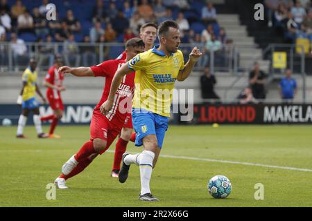 WAALWIJK - (lr) Manfred Ugalde vom FC Twente, Mats Seuntjens vom RKC Waalwijk während des niederländischen Premier-League-Spiels zwischen RKC Waalwijk und FC Twente im Mandemakers Stadium am 21. Mai 2023 in Waalwijk, Niederlande. ANP BART STOUTJESDYK Stockfoto