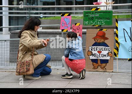 Home Office, London, Großbritannien. 21. Mai 2023. Rednerin Mikaela Loach ist eine Klimarechtaktivistin mit Sitz in Edinburgh, Schottland, bei einer Rettungsaktion, bei Justizorganisatoren für Migranten und Personen mit Erfahrung mit Migrationsprotesten gegen den Bibby Stockholm-Migrantenkahn. Ein riesiges Schiff mit einer Kapazität von nur 200 Personen wird 500 Asylbewerber vor der Küste von Dorset aufnehmen, die in britischen Gewässern vor dem Innenministerium angekommen sind. Kredit: Siehe Li/Picture Capital/Alamy Live News Stockfoto