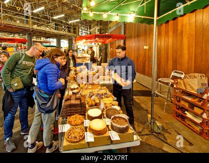 London Southwark Borough Market Groß- und Einzelhandel Lebensmittelmarkt frische Kuchen zum Verkauf Stockfoto